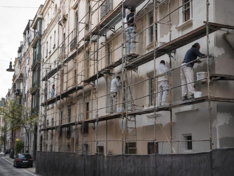 Radnici izvode investicione radove na fasadi stambene zgrade