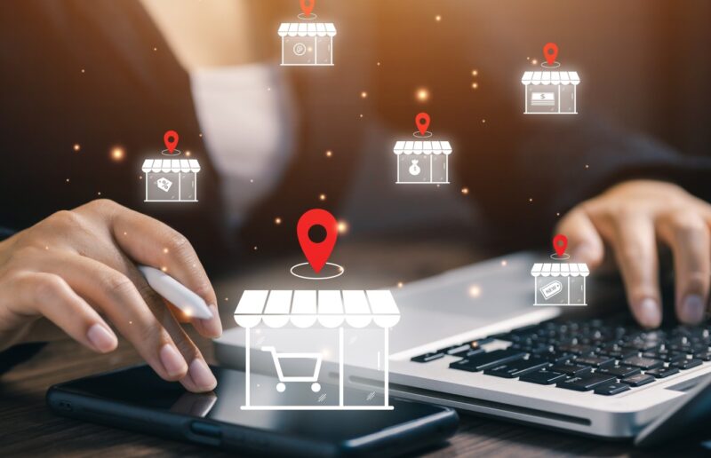 Online prodavnica povezana sa više prodajnih lokacija putem laptopa i mobilnog telefona