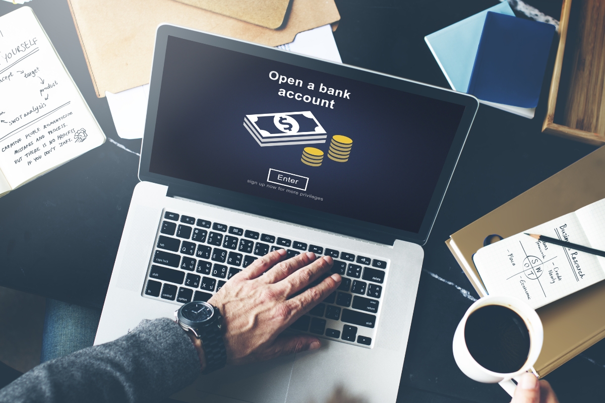 osoba otvara poslovni račun u banci 