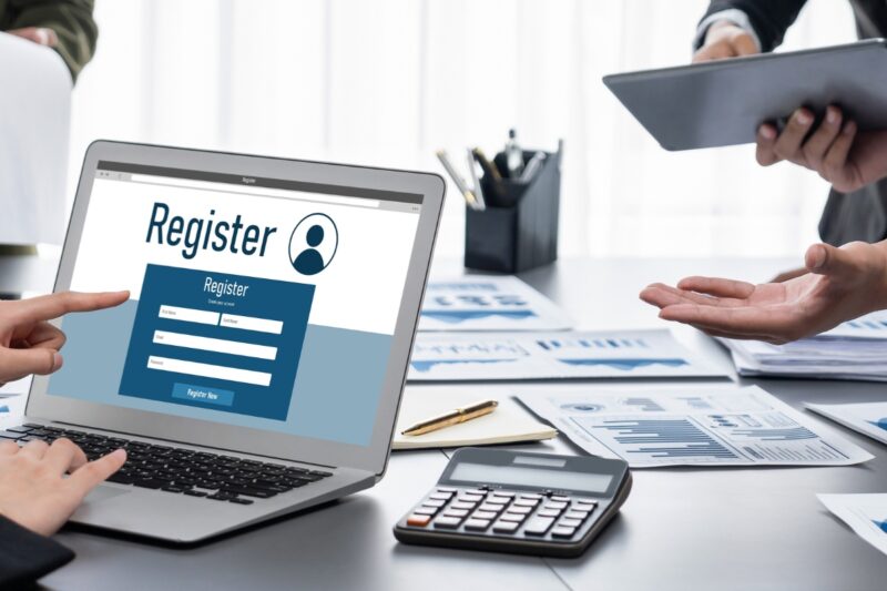 osoba registruje firmu online