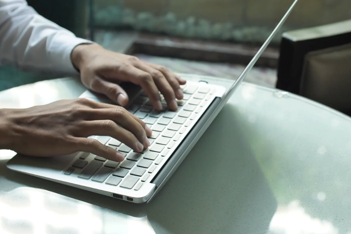 osoba koristi laptop