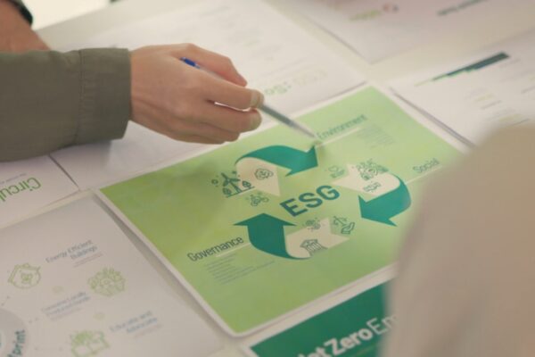 Osoba pokazuje ESG model cirkularne ekonomije na poslovnoj prezentaciji
