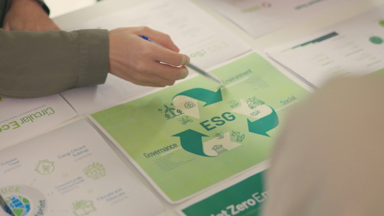 Osoba pokazuje ESG model cirkularne ekonomije na poslovnoj prezentaciji