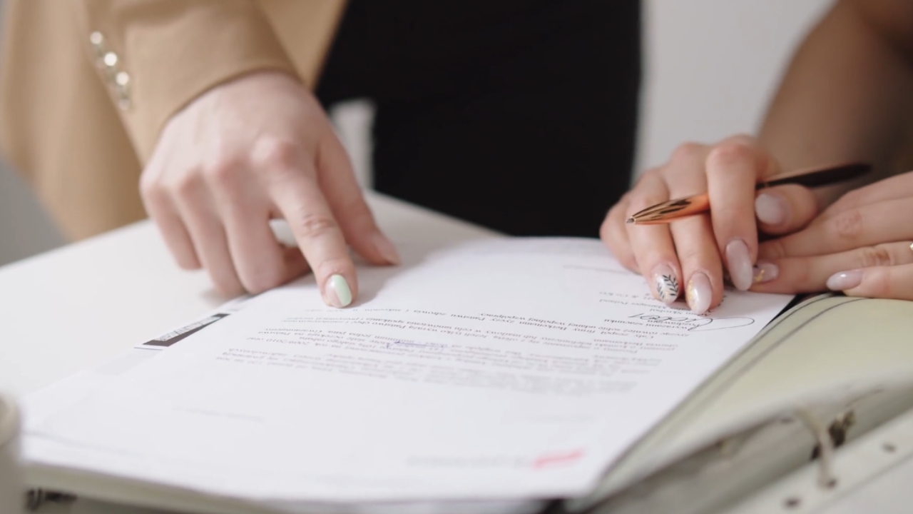 Student potpisuje dokumentaciju za studentski kredit na fakultetu