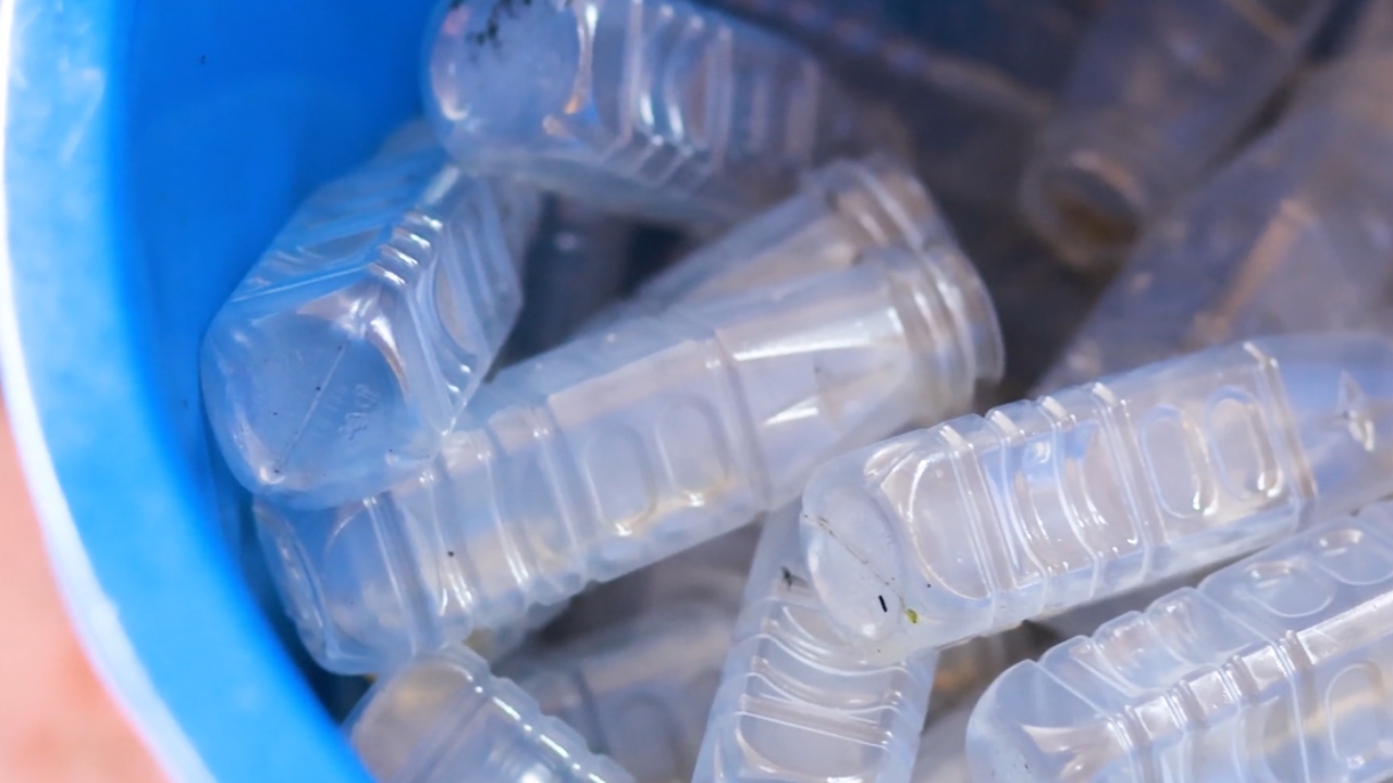 Plastične boce odložene u posudu za reciklažu
