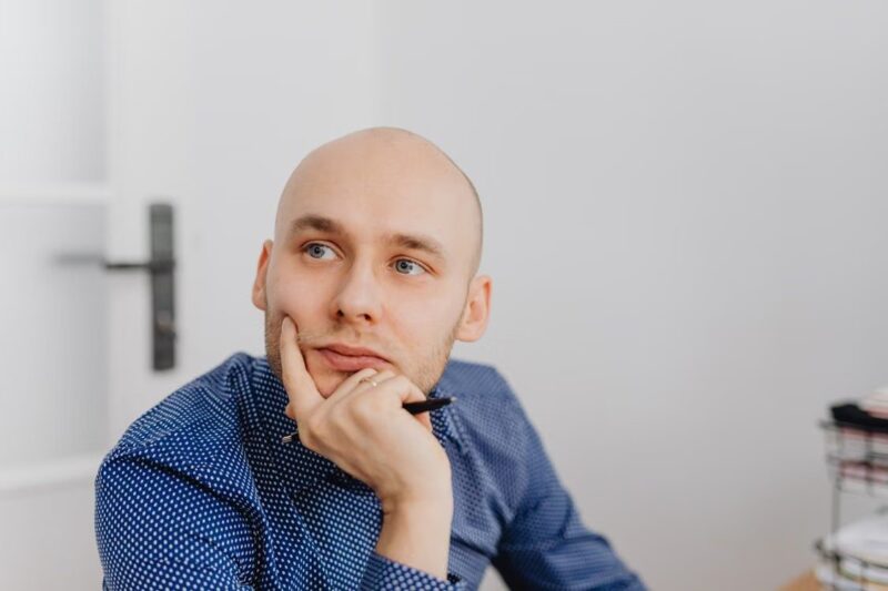 Osoba razmišlja o svojim finansijama