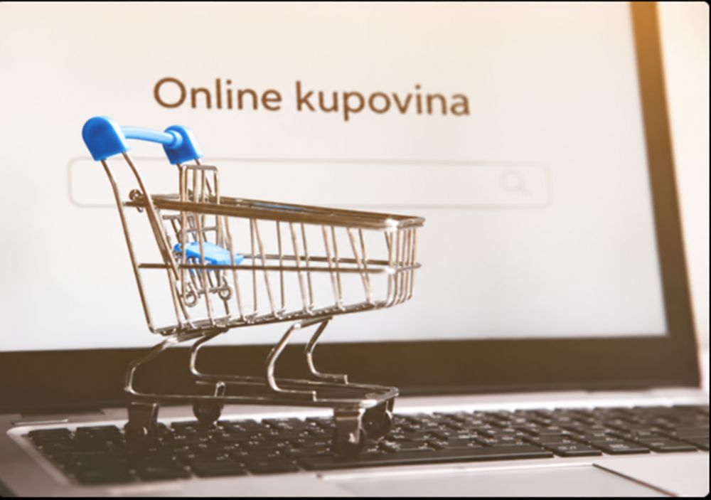 Plava korpa za online kupovinu i paketi koji predstavljaju poručenu robu i poklone