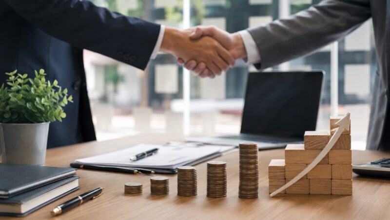 Poslovni dogovor investitora i kompanije koji simbolizuje mogućnost konverzije zajma u vlasnički udeo