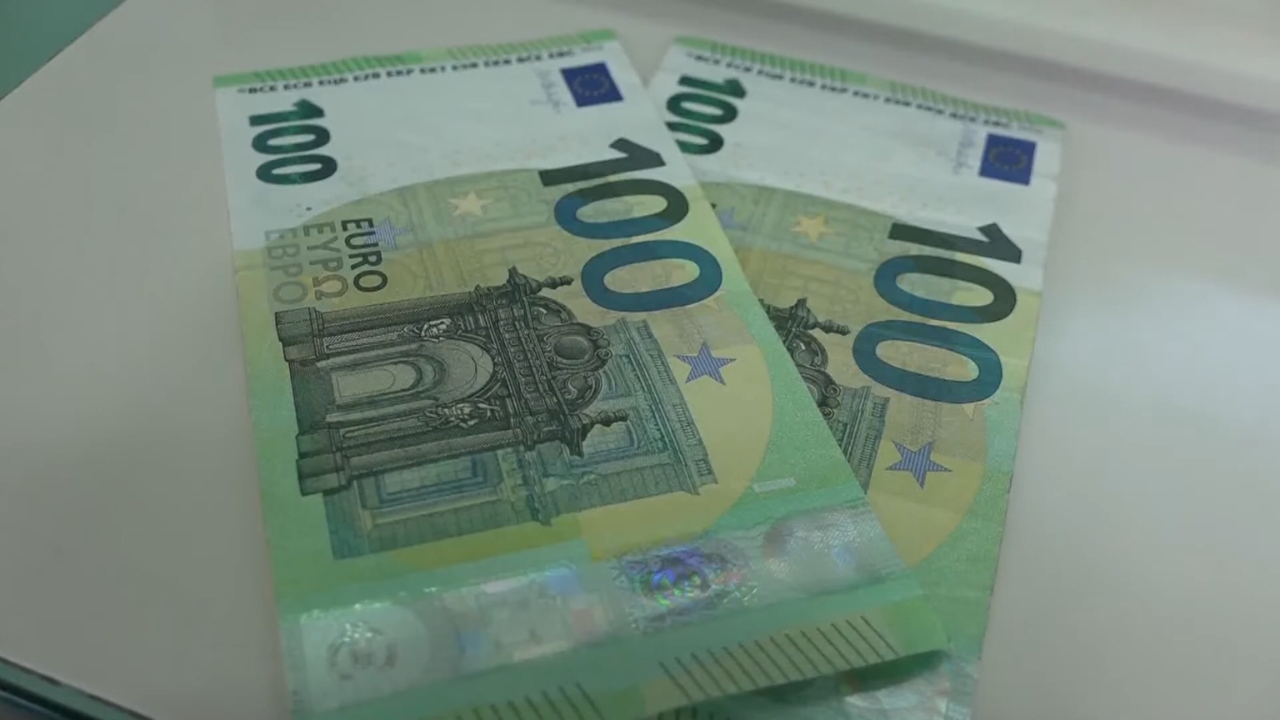 Novčanice od 100 evra kao ilustracija jednokratne pomoći penzionerima.