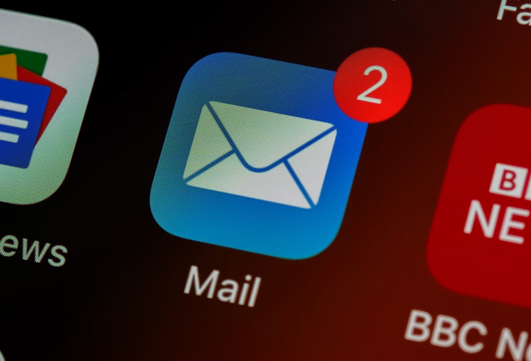 Phishing mejl prikazan kroz ikonicu elektronske pošte sa obaveštenjem o novoj poruci