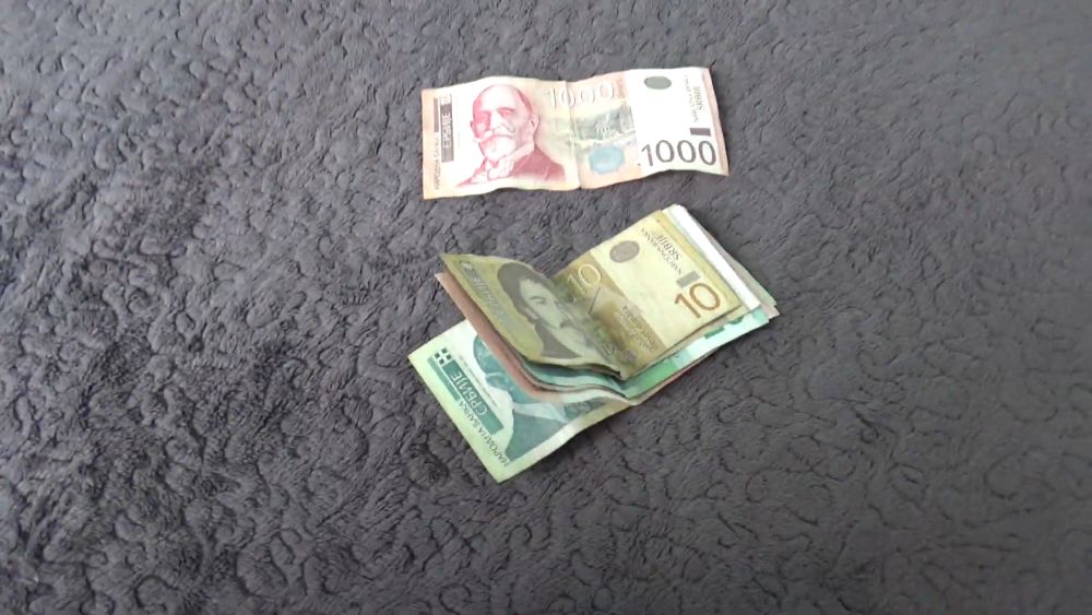 Novčanice srpskih dinara raspoređene na tamnoj podlozi.